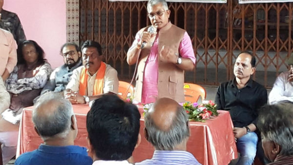 খড়্গপুরে দিলীপ ঘোষকে সামনে পেয়ে ক্ষোভ উগরে দিলেন স্থানীয়রা খড়্গপুরে দিলীপ ঘোষকে সামনে পেয়ে ক্ষোভ উগরে দিলেন স্থানীয়রা