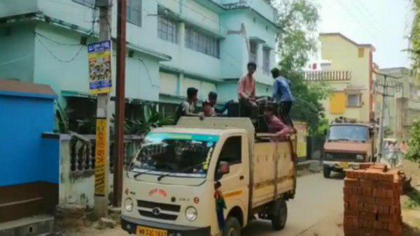 ডিজের বাজিয়ে উদ্দাম নাচাগানায় দাদুর শেষকৃত্য সম্পন্ন করল নাতিরা ডিজের বাজিয়ে উদ্দাম নাচাগানায় দাদুর শেষকৃত্য সম্পন্ন করল নাতিরা