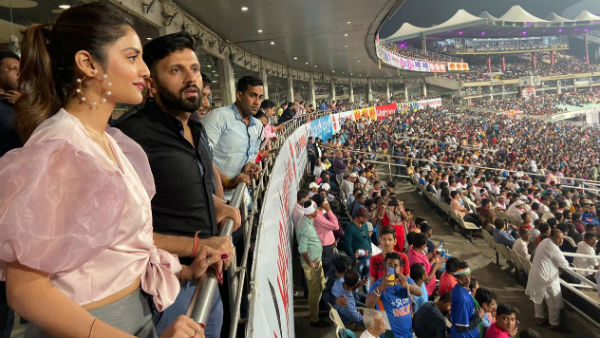 পিঙ্ক বল টেস্ট: ইডেনে গোলাপি বলে বিরাটদের খেলা দেখতে গ্যালারিতে নুসরত পিঙ্ক বল টেস্ট: ইডেনে গোলাপি বলে বিরাটদের খেলা দেখতে গ্যালারিতে নুসরত