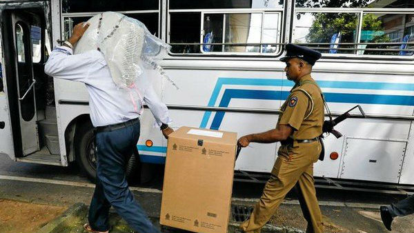 নির্বাচনের দিন ভোটার ভর্তি বাস লক্ষ্য করে গুলি শ্রীলঙ্কায় নির্বাচনের দিন ভোটার ভর্তি বাস লক্ষ্য করে গুলি শ্রীলঙ্কায়
