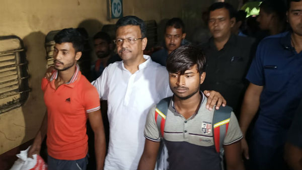 রুটিরুজির সংশয় নিয়েই কাশ্মীর থেকে ফেরত এসেছে বাঙালি শ্রমিকের দল রুটিরুজির সংশয় নিয়েই কাশ্মীর থেকে ফেরত এসেছে বাঙালি শ্রমিকের দল