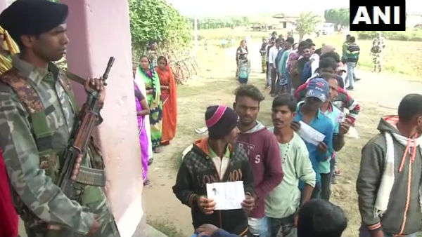 গায়ে হলুদ সেরেই ভোটের বুথের লাইনে ভাই-বোন গায়ে হলুদ সেরেই ভোটের বুথের লাইনে ভাই-বোন