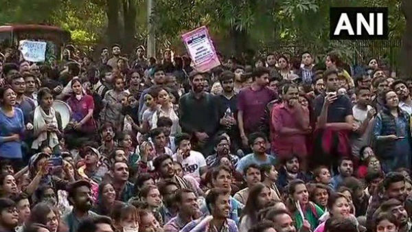 জেএনইউ-র ঘটনায় পদত্যাগের ইচ্ছা প্রকাশ শতাধিক শিক্ষকের জেএনইউ-র ঘটনায় পদত্যাগের ইচ্ছা প্রকাশ শতাধিক শিক্ষকের