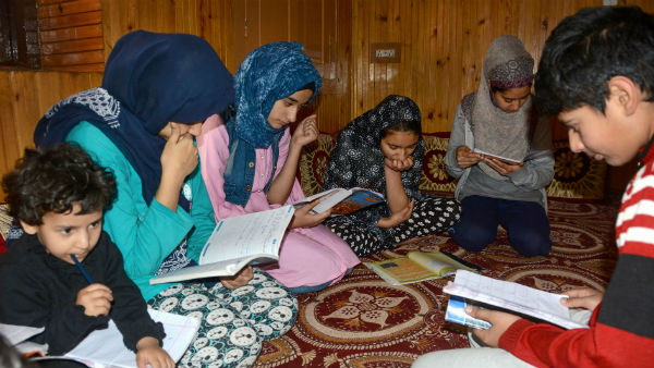 সব স্কুল কলেজ খোলা জম্মু ও কাশ্মীরে! উপস্থিতির হার নিয়ে সন্তুষ্ট সরকার সব স্কুল কলেজ খোলা জম্মু ও কাশ্মীরে! উপস্থিতির হার নিয়ে সন্তুষ্ট সরকার