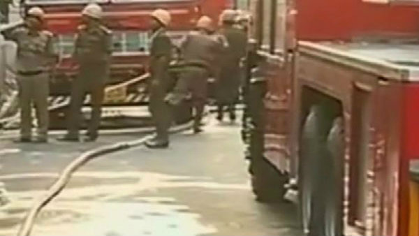 গভীর রাতে পার্ক স্ট্রিটের বস্ত্র বিপণিতে বিধ্বংসী আগুন! ঘটনাস্থলে দমকলের ৭ টি ইঞ্জিন গভীর রাতে পার্ক স্ট্রিটের বস্ত্র বিপণিতে বিধ্বংসী আগুন! ঘটনাস্থলে দমকলের ৭ টি ইঞ্জিন