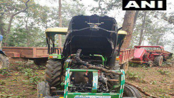 ঝাড়খণ্ডে হামলার রেশ না কাটতেই এবার ছত্তিশগড়! মাওবাদী হামলায় পুড়ল ছটি গাড়ি ঝাড়খণ্ডে হামলার রেশ না কাটতেই এবার ছত্তিশগড়! মাওবাদী হামলায় পুড়ল ছটি গাড়ি