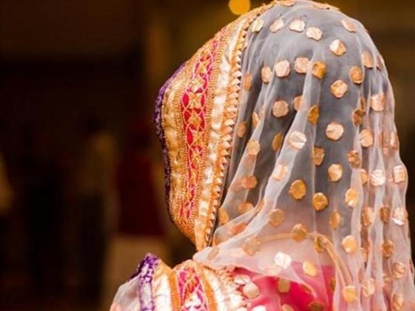 মৃত্যু এড়াতে ৩০ বছর ধরে শাড়ি-চুড়ি পরে ঘুরেছেন এই ব্যক্তি! নেপথ্যের কারণ অবাক করার মতো মৃত্যু এড়াতে ৩০ বছর ধরে শাড়ি-চুড়ি পরে ঘুরেছেন এই ব্যক্তি! নেপথ্যের কারণ অবাক করার মতো