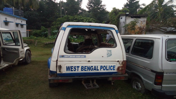 এবার খেজুরি আক্রান্ত পুলিশ! গৃহবধূর মৃতদেহ ছিনতাইয়ের চেষ্টা এবার খেজুরি আক্রান্ত পুলিশ! গৃহবধূর মৃতদেহ ছিনতাইয়ের চেষ্টা