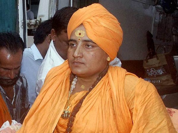 বিতর্ক ও সাধ্বী প্রজ্ঞা