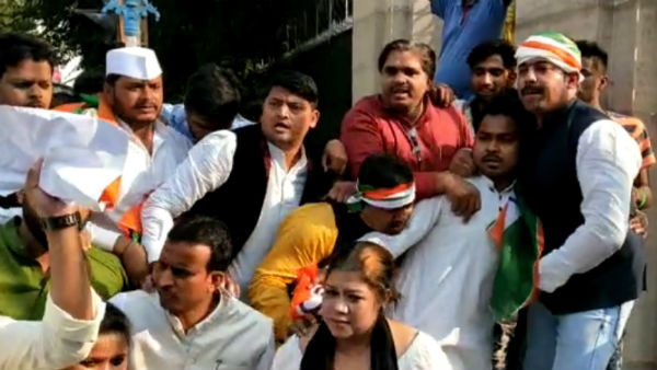 বিজেপির হামলায় জবাবদিহি রাজ্যপালের কাছে! রাজভবনের সামনে বিক্ষোভ যুব কংগ্রেসের বিজেপির হামলায় জবাবদিহি রাজ্যপালের কাছে! রাজভবনের সামনে বিক্ষোভ যুব কংগ্রেসের