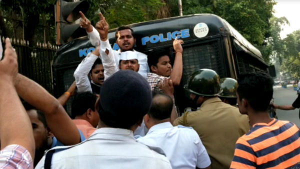 বিজেপির হামলায় জবাবদিহি রাজ্যপালের কাছে! রাজভবনের সামনে বিক্ষোভ যুব কংগ্রেসের বিজেপির হামলায় জবাবদিহি রাজ্যপালের কাছে! রাজভবনের সামনে বিক্ষোভ যুব কংগ্রেসের