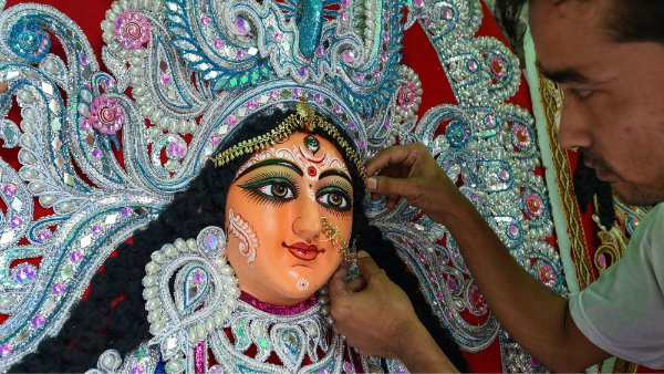 জগদ্ধাত্রীর পুজোর আগে শেষ মুহূর্তের প্রস্তুতি কুমোরপাড়ায় জগদ্ধাত্রীর পুজোর আগে শেষ মুহূর্তের প্রস্তুতি কুমোরপাড়ায়