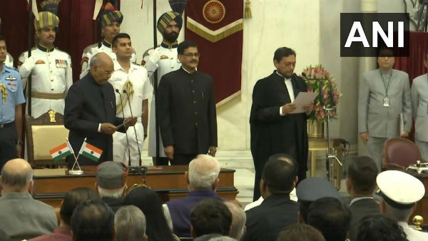 সুপ্রিমকোর্টের প্রধান বিচারপতি হিসাবে শপথ নিলেন এসএ বোবদে সুপ্রিমকোর্টের প্রধান বিচারপতি হিসাবে শপথ নিলেন এসএ বোবদে
