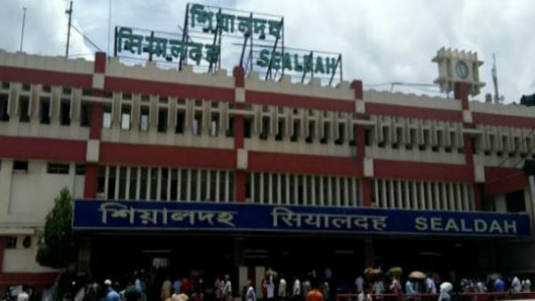শিয়ালদহে ধস, রাস্তায় বসে গেল ৮ ফুট, ব্যস্ত সময়ে তীব্র যানজট শিয়ালদহে ধস, রাস্তায় বসে গেল ৮ ফুট, ব্যস্ত সময়ে তীব্র যানজট