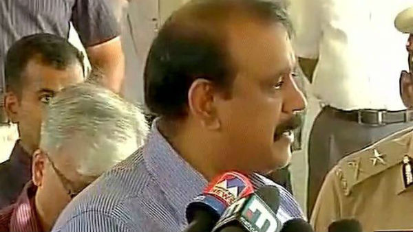 কেরলের কেন্দ্রীয় বিশ্ববিদ্যালয়ে সম্মেলনে বক্তৃতা সেনকুমারের