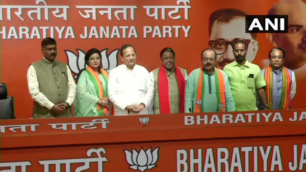 শোভন-বৈশাখীর নিষ্ক্রিয়তায় দেবশ্রীর সঙ্গে যোগাযোগ