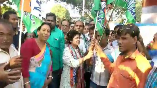 বালুরঘাটে গোটা গ্রামের সবাই যোগ দিল তৃণমূল কংগ্রেসে বালুরঘাটে গোটা গ্রামের সবাই যোগ দিল তৃণমূল কংগ্রেসে