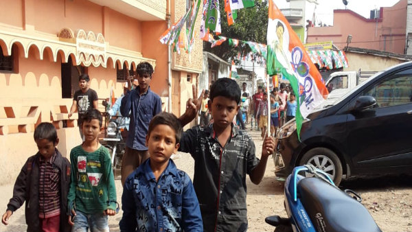 ফিরহাদ হাকিমের মিছিলে পতাকা নিয়ে হাঁটল কচিকাঁচারা ফিরহাদ হাকিমের মিছিলে পতাকা নিয়ে হাঁটল কচিকাঁচারা