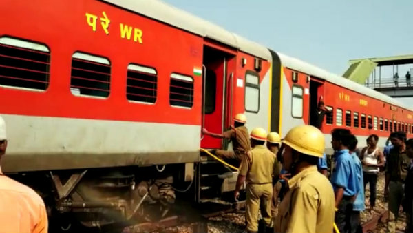 কামাখ্যা এক্সপ্রেসে আগুন, অল্পের জন্য বড় দুর্ঘটনা থেকে রক্ষা কামাখ্যা এক্সপ্রেসে আগুন, অল্পের জন্য বড় দুর্ঘটনা থেকে রক্ষা