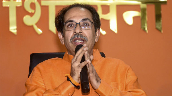 সেনা কর্মীদের বিক্ষোভের মুখে পড়েন ফড়নবিশ
