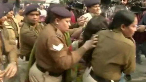উন্নাওকাণ্ডের প্রতিবাদে নিজের ৬ বছরের মেয়ের গায়ে পেট্রোল ঢাললেন মহিলা উন্নাওকাণ্ডের প্রতিবাদে নিজের ৬ বছরের মেয়ের গায়ে পেট্রোল ঢাললেন মহিলা