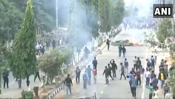 পুলিশকে ছোঁড়া হয়েছিল কাঁদানে গ্যাসের শেল