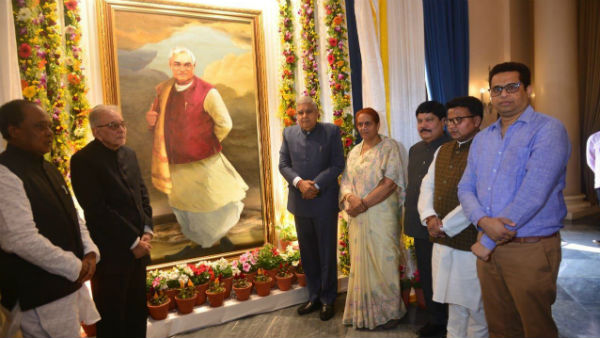রাজভবনে টাঙানো হল ভারতরত্ন বাজপেয়ীর ছবি রাজভবনে টাঙানো হল ভারতরত্ন বাজপেয়ীর ছবি