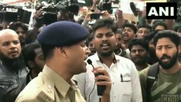 নাগরিকত্ব ইস্যুতে বিক্ষোভকারীদের থামাতে জাতীয় সঙ্গীত গাওয়ার উদ্যোগ পুলিশের! এরপর যা হল নাগরিকত্ব ইস্যুতে বিক্ষোভকারীদের থামাতে জাতীয় সঙ্গীত গাওয়ার উদ্যোগ পুলিশের! এরপর যা হল