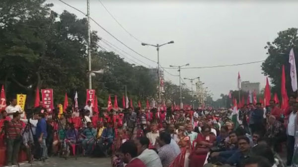 কলকাতায় পৌঁছলো কেন্দ্রীয় ট্রেড ইউনিয়নের লং মার্চ কলকাতায় পৌঁছলো কেন্দ্রীয় ট্রেড ইউনিয়নের লং মার্চ