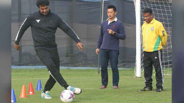ডিসেম্বরের শীতে বাইচুংয়ের সঙ্গে ফুটবল পায়ে দেব! নেপথ্যে কোন কারণ ডিসেম্বরের শীতে বাইচুংয়ের সঙ্গে ফুটবল পায়ে দেব! নেপথ্যে কোন কারণ