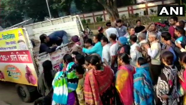 ভ্রাম্যমাণ গাড়ি থেকে পেঁয়াজ বিক্রি করা হয়