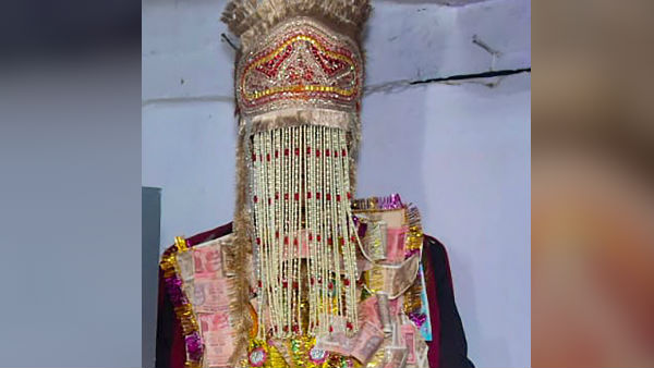 মাঝপথে বরযাত্রীদের দাঁড় করিয়ে বর যোগ দিলেন অনশন মঞ্চে মাঝপথে বরযাত্রীদের দাঁড় করিয়ে বর যোগ দিলেন অনশন মঞ্চে