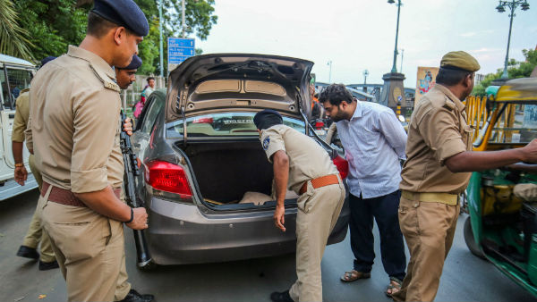 মধ্যপ্রদেশের সেনা শিবির থেকে চুরি গেল ২টি রাইফেল, রাজ্যে জারি হাই অ্যালার্ট মধ্যপ্রদেশের সেনা শিবির থেকে চুরি গেল ২টি রাইফেল, রাজ্যে জারি হাই অ্যালার্ট