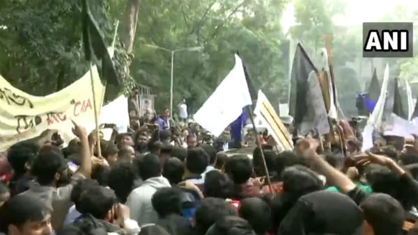 রাজ্যপালকে ঘিরে তুমুল বিক্ষোভ যাদবপুর বিশ্ববিদ্যালয়ে, বয়কটের সিদ্ধান্তে উত্তেজনা রাজ্যপালকে ঘিরে তুমুল বিক্ষোভ যাদবপুর বিশ্ববিদ্যালয়ে, বয়কটের সিদ্ধান্তে উত্তেজনা