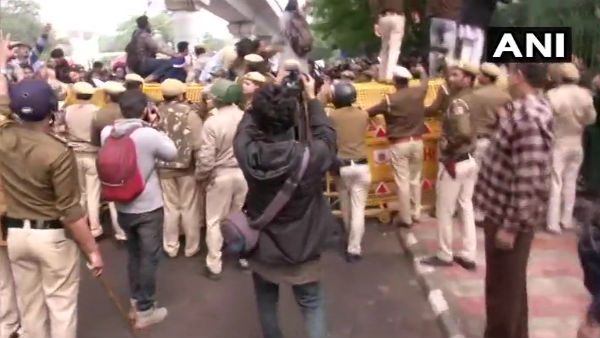বিশ্ববিদ্যালয় পড়ুয়াদের মিছিলে কাঁদানে গ্যাস, নাগরিকত্ব আইনের প্রতিবাদে উত্তপ্ত দিল্লিও বিশ্ববিদ্যালয় পড়ুয়াদের মিছিলে কাঁদানে গ্যাস, নাগরিকত্ব আইনের প্রতিবাদে উত্তপ্ত দিল্লিও