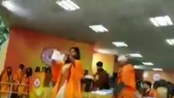 সমাবর্তন মঞ্চে দাঁড়িয়ে সিএএ’র কপি ছিঁড়লেন গোল্ড মেডেলিস্ট সমাবর্তন মঞ্চে দাঁড়িয়ে সিএএ’র কপি ছিঁড়লেন গোল্ড মেডেলিস্ট