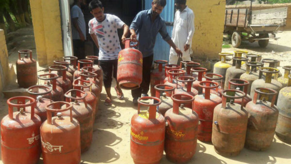 প্রত্যন্ত গ্রামে গ্যাস সিলিন্ডার পৌঁছচ্ছে না , বলছে ক্যাগ রিপোর্ট প্রত্যন্ত গ্রামে গ্যাস সিলিন্ডার পৌঁছচ্ছে না , বলছে ক্যাগ রিপোর্ট