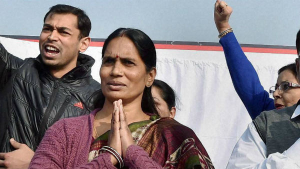 দোষীদের আদালতে দেখেই কেমন মনে হত নির্ভয়ার মায়ের?
