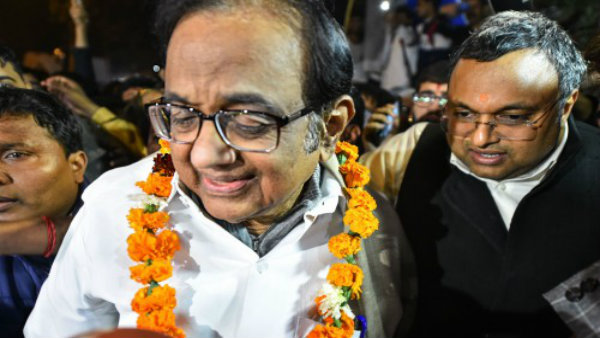 ১০৬ দিন পর স্বাধীনতার নিঃশ্বাস! চিদাম্বরম দেখা করলেন সনিয়ার সঙ্গে ১০৬ দিন পর স্বাধীনতার নিঃশ্বাস! চিদাম্বরম দেখা করলেন সনিয়ার সঙ্গে