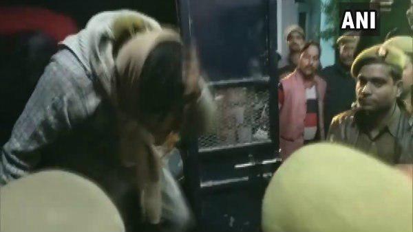 বাঁচানো গেল না নির্যাতিতাকে