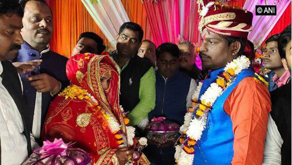 পেঁয়াজ-রসুনের মালা দিয়ে মালাবদল বর-কনের, অভিনব বিয়ে উত্তপ্রদেশের নবদম্পতির পেঁয়াজ-রসুনের মালা দিয়ে মালাবদল বর-কনের, অভিনব বিয়ে উত্তপ্রদেশের নবদম্পতির