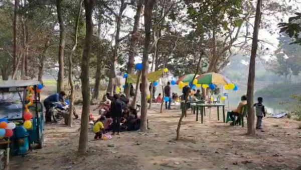 পিকনিকে নিয়ে চন্দ্রকোণার খালে তলিয়ে গেল তিন যুবক পিকনিকে নিয়ে চন্দ্রকোণার খালে তলিয়ে গেল তিন যুবক