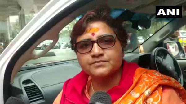 প্রজ্ঞা ঠাকুরের সামনেই ‘টেরোরিস্ট গো ব্যাক’ স্লোগান পড়ুয়াদের প্রজ্ঞা ঠাকুরের সামনেই ‘টেরোরিস্ট গো ব্যাক’ স্লোগান পড়ুয়াদের