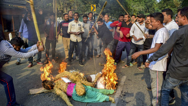 পুলিশকে লক্ষ্য করে ছোঁড়া হয় পাথর