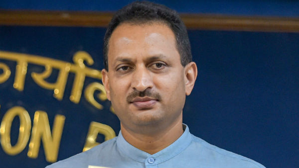 ফড়নবিশকে মুখ্যমন্ত্রী করাটা 'নাটক'