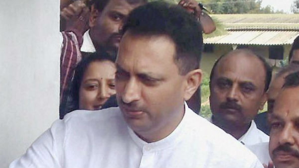 ৪০ হাজার কোটি রক্ষায় মুখ্যমন্ত্রী পদে শপথ