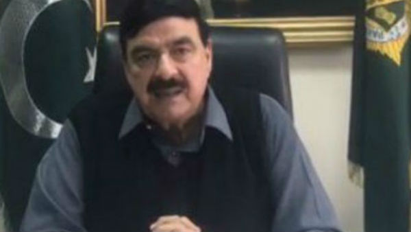 ট্রেনে ডিম নিক্ষেপে উদ্যত বিক্ষোভকারীরা