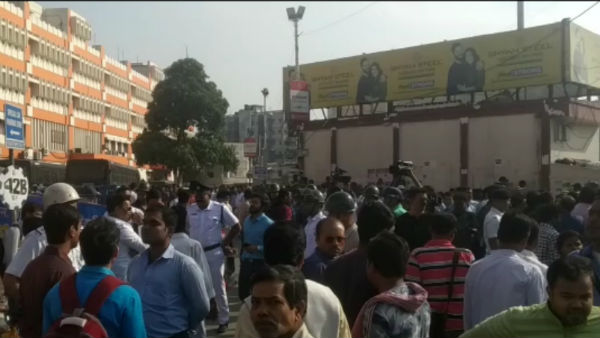 মেটিয়াবুরুজ কাণ্ডের প্রতিবাদে হিন্দু জাগরণ মঞ্চের মিছিলে ধুন্ধুমার মেটিয়াবুরুজ কাণ্ডের প্রতিবাদে হিন্দু জাগরণ মঞ্চের মিছিলে ধুন্ধুমার