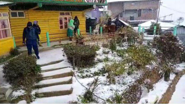 উত্তরবঙ্গে স্নো ফল, দারুণ খুশি পর্যটকেরা উত্তরবঙ্গে স্নো ফল, দারুণ খুশি পর্যটকেরা