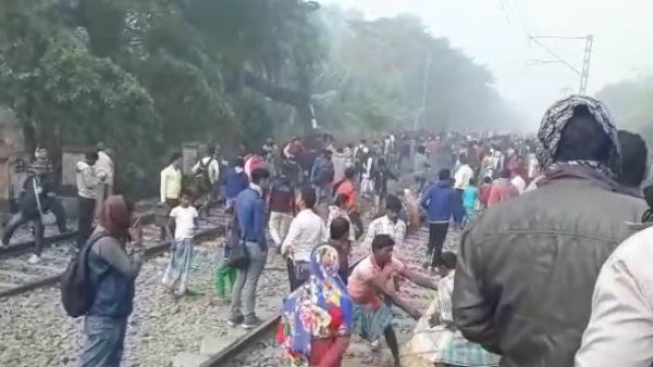 নাগরিকত্ব আইনের প্রতিবাদে শনিবার সকাল থেকে ফের শুরু বিক্ষোভ নাগরিকত্ব আইনের প্রতিবাদে শনিবার সকাল থেকে ফের শুরু বিক্ষোভ